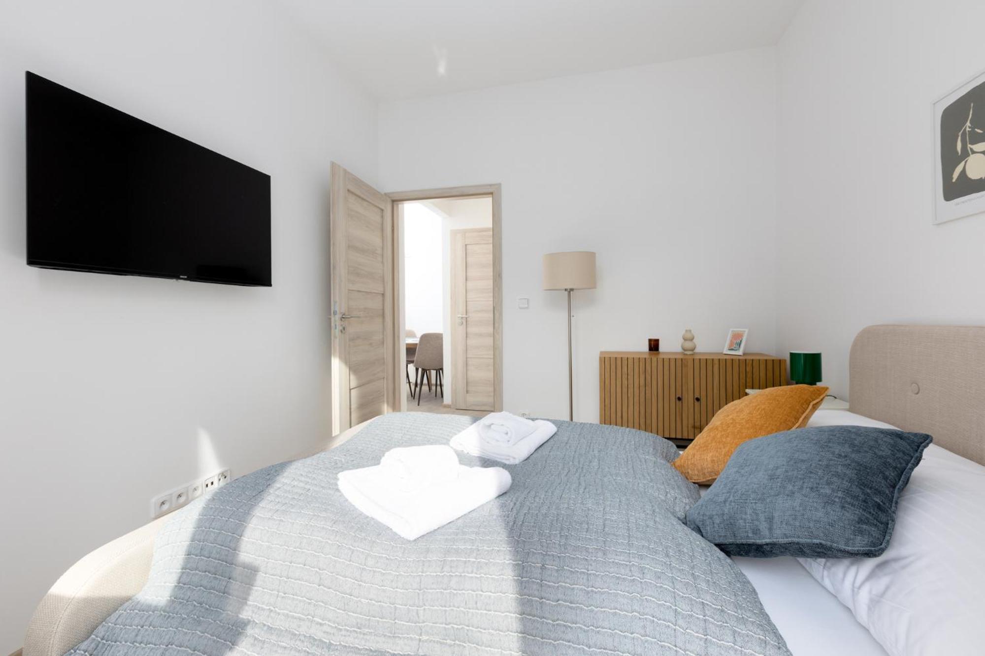 2 Bedroom With A Terrace Near The Metro Praga
